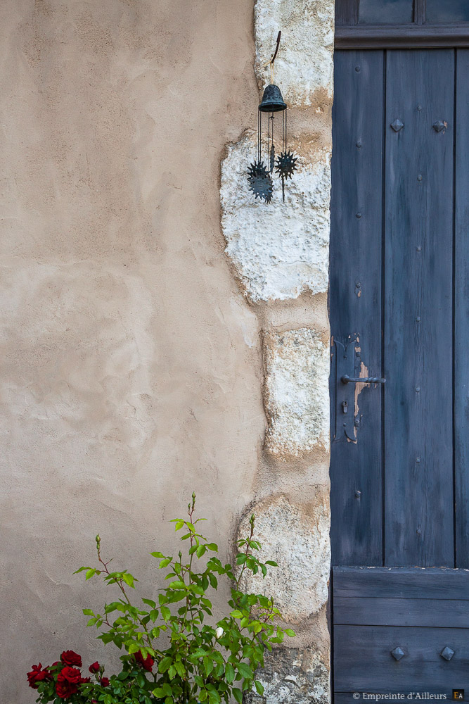 Façade provençale porte bleue