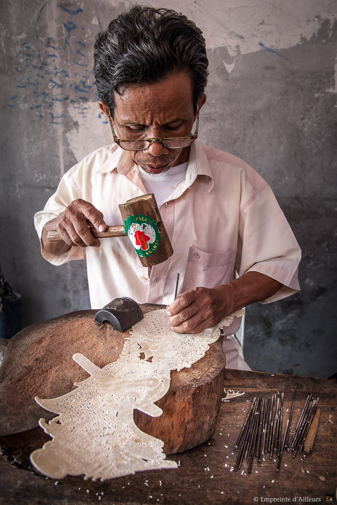 Artisan créateur de marionnette Wayang Kulit