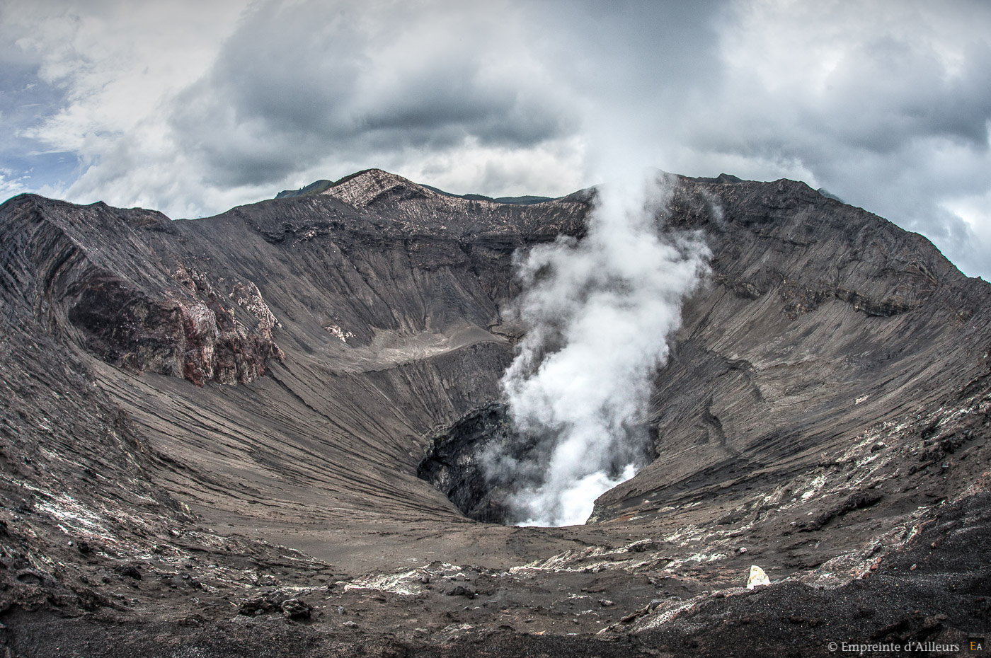 Cratère en activité du volcan du Mont Bromo