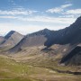 Homme éveillé face aux volcans éteins