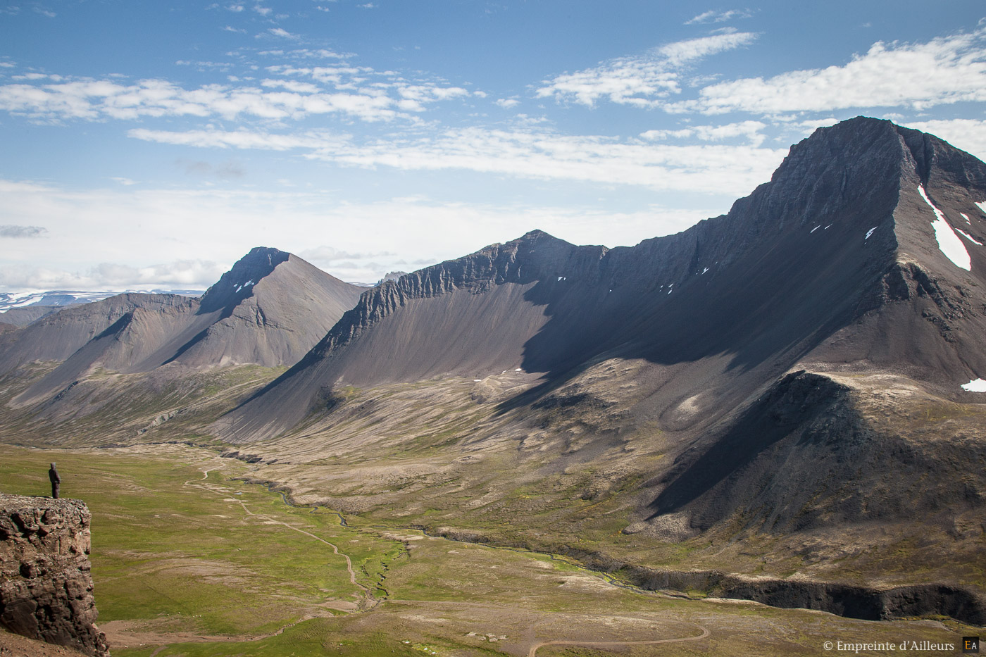 Homme éveillé face aux volcans éteins