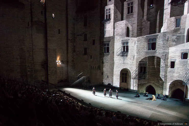 Pièce de théàtre, cour d'honneur du Palais des Papes