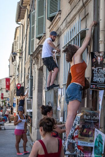 Poseur d'affiche en escalade