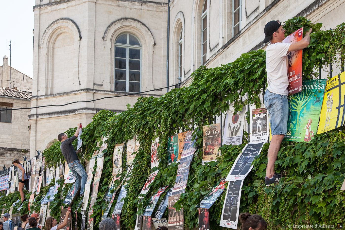 Pose d'affiche au Festival d'Avignon St Joseph