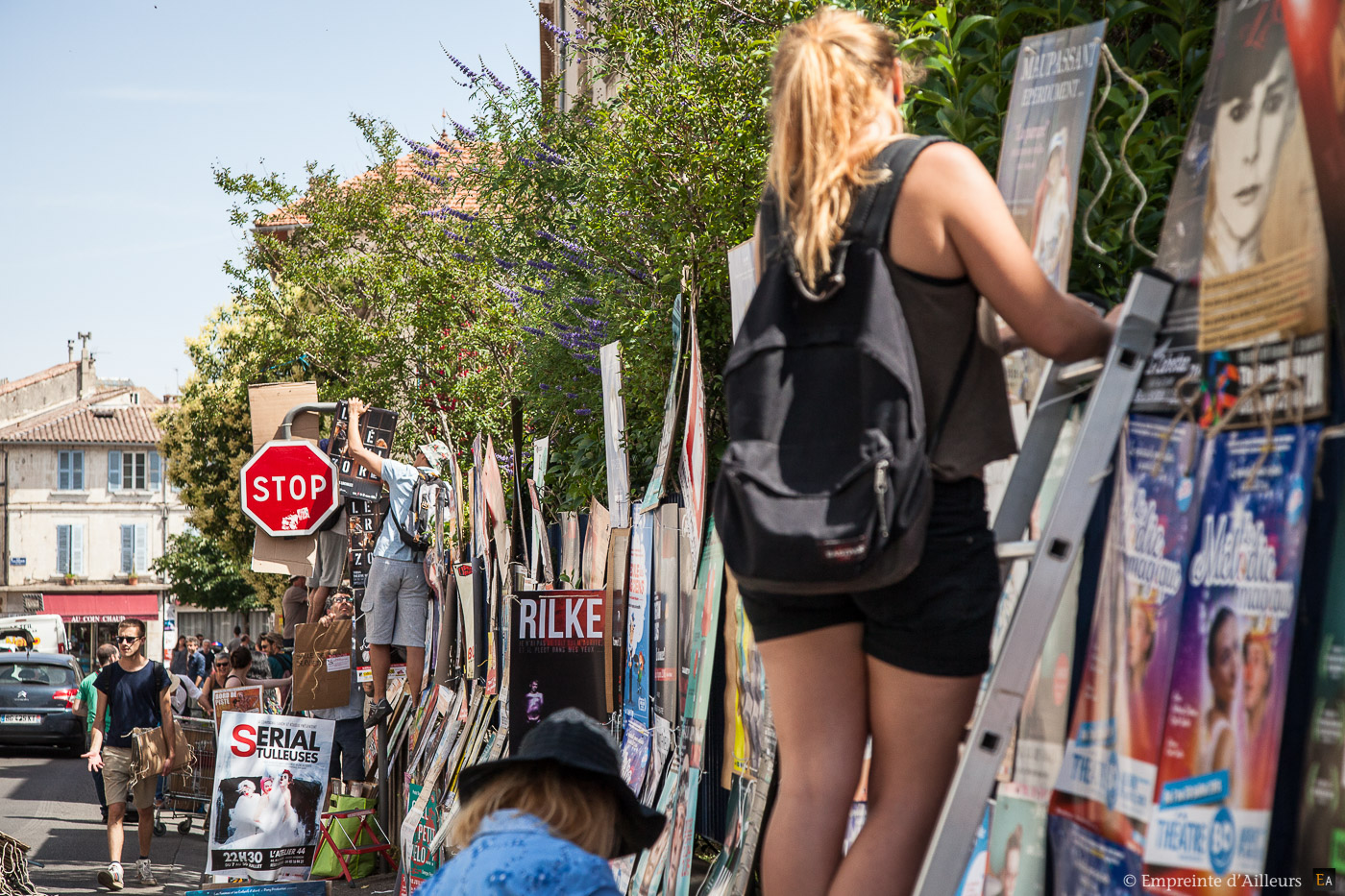 Poseur d'affiche au Festival d'Avignon