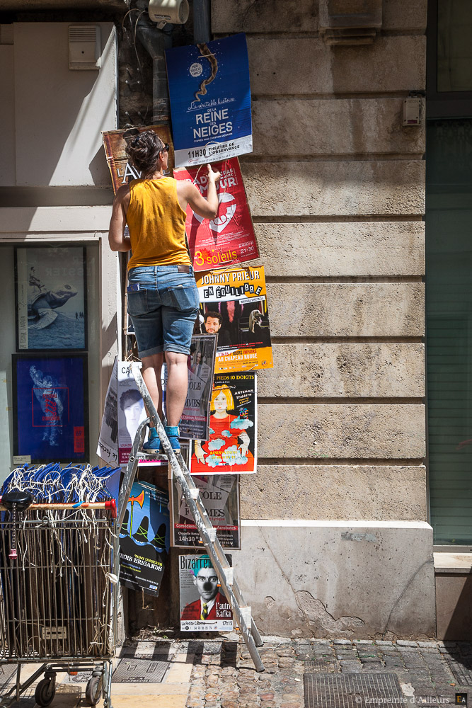 Poseuse d'affiche au Festival d'Avignon