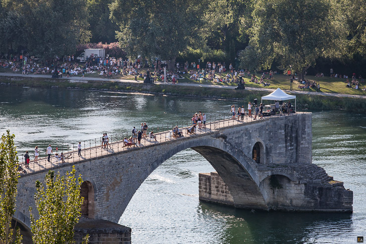 Dj Rebolledo musique électronique sur le Pont d'Avignon