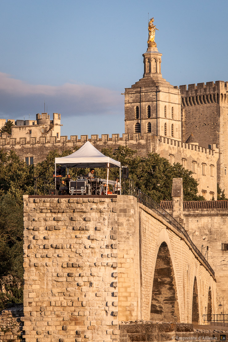 Dj Rebolledo musique électronique sur le Pont d'Avignon