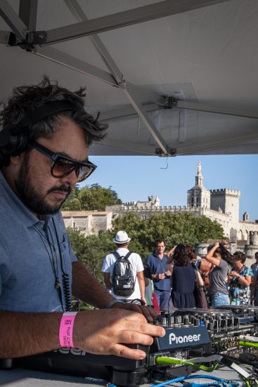 Dj Rebolledo aux plantines sur le Pont d'Avignon