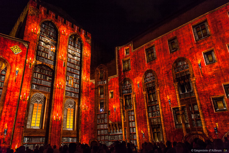 Spectacle audiovisuel dans la cour d'honneur du Palais des Papes d'Avignon