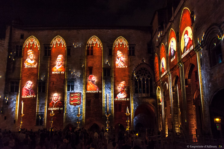 Spectacle audiovisuel dans la cour d'honneur du Palais des Papes d'Avignon