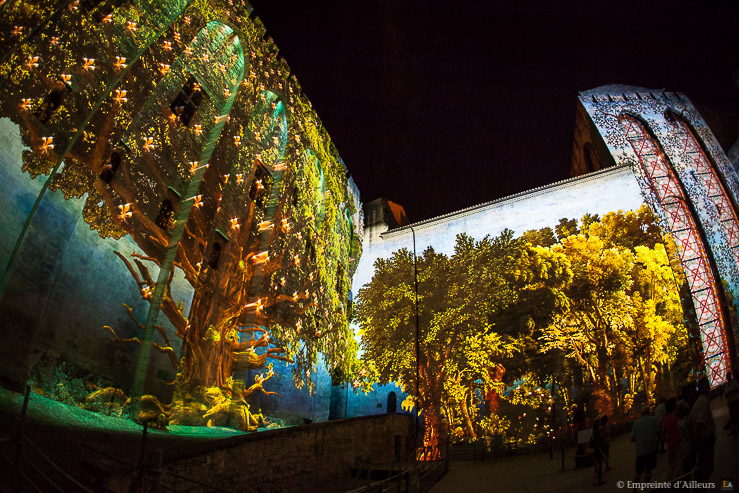 Spectacle audiovisuel dans la cour d'honneur du Palais des Papes d'Avignon