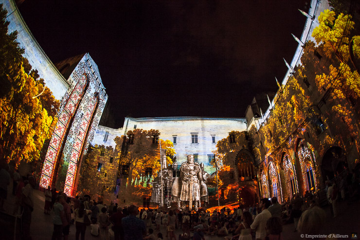 Spectacle audiovisuel dans la cour d'honneur du Palais des Papes d'Avignon