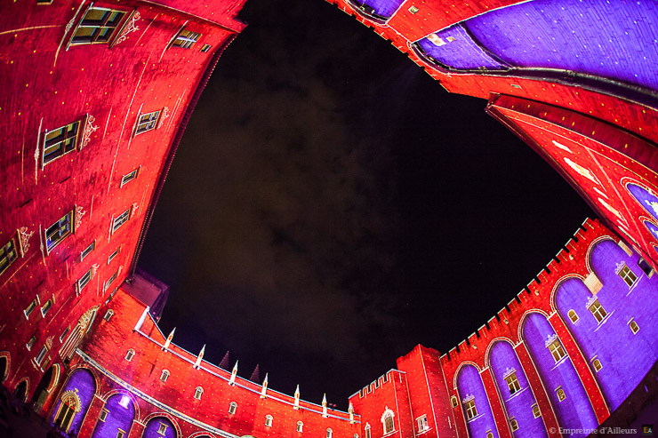 Spectacle audiovisuel dans la cour d'honneur du Palais des Papes d'Avignon