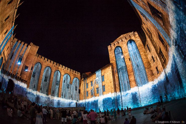 Spectacle audiovisuel dans la cour d'honneur du Palais des Papes d'Avignon