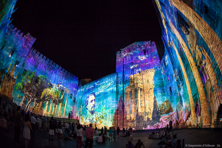 Spectacle audiovisuel dans la cour d'honneur du Palais des Papes d'Avignon