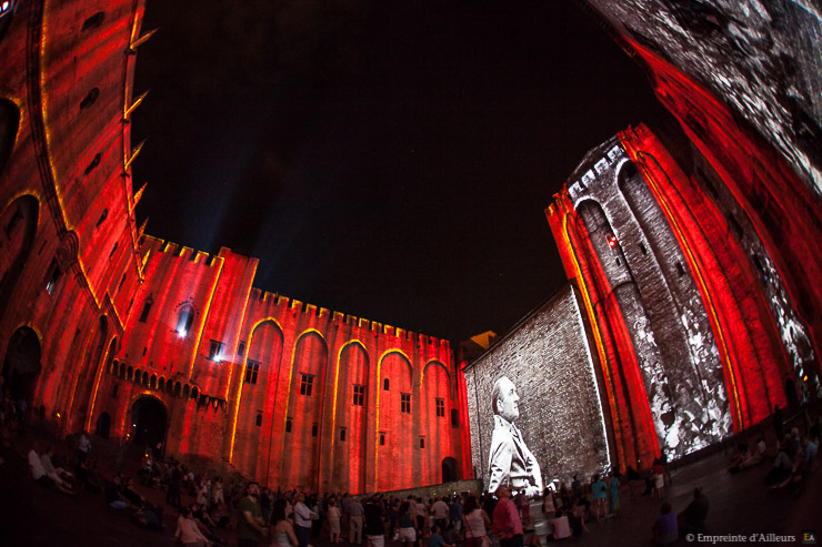 Spectacle audiovisuel dans la cour d'honneur du Palais des Papes d'Avignon