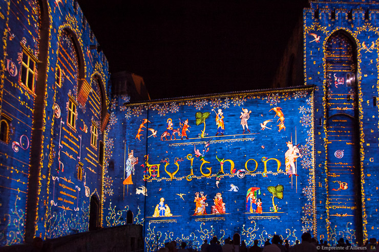 Spectacle audiovisuel dans la cour d'honneur du Palais des Papes d'Avignon