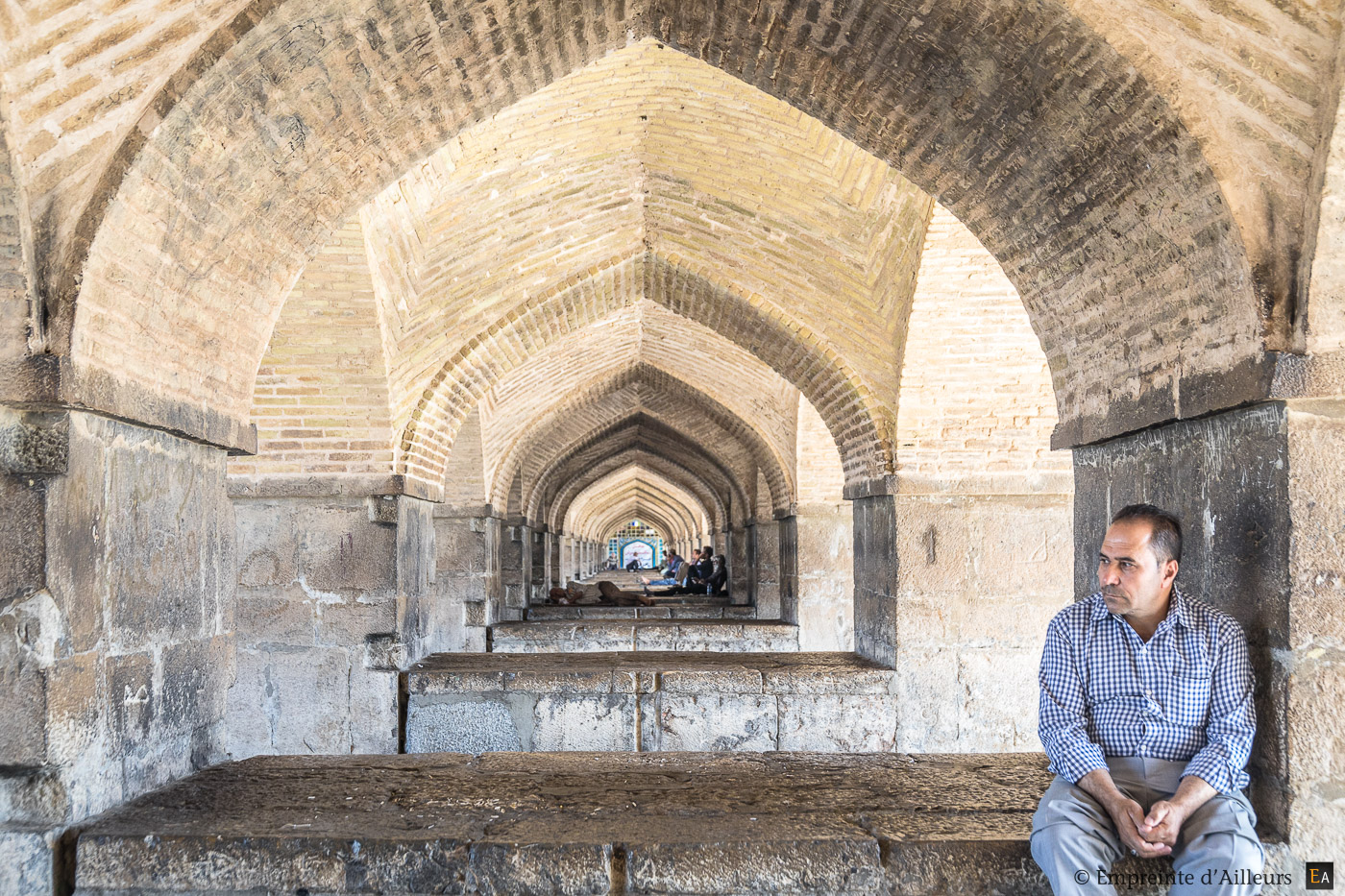 Penseur sour les arches du pont de Khaju