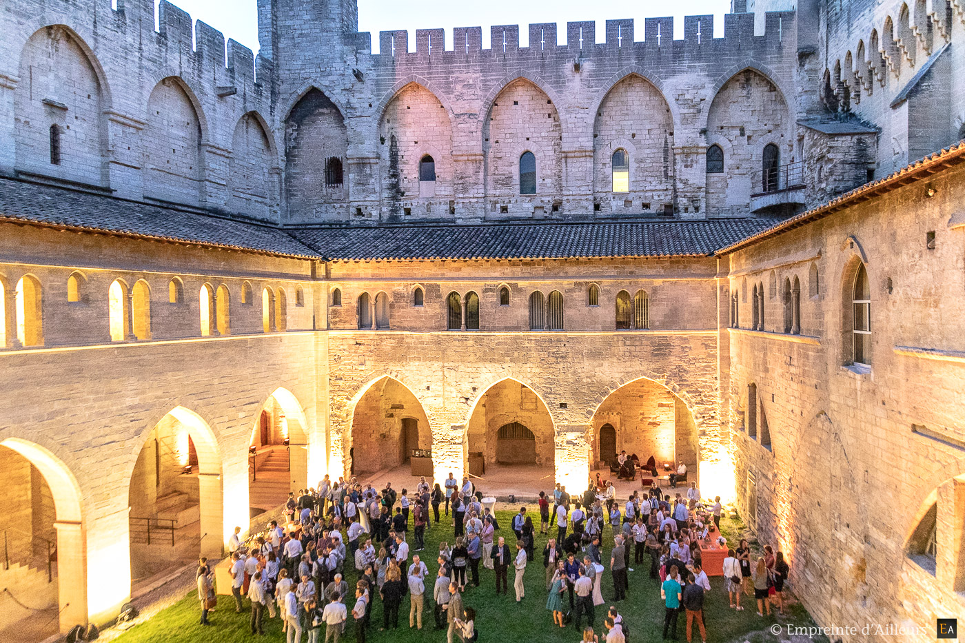 Cocktail cour du Centre de congrès du Palais des Papes d'Avigno